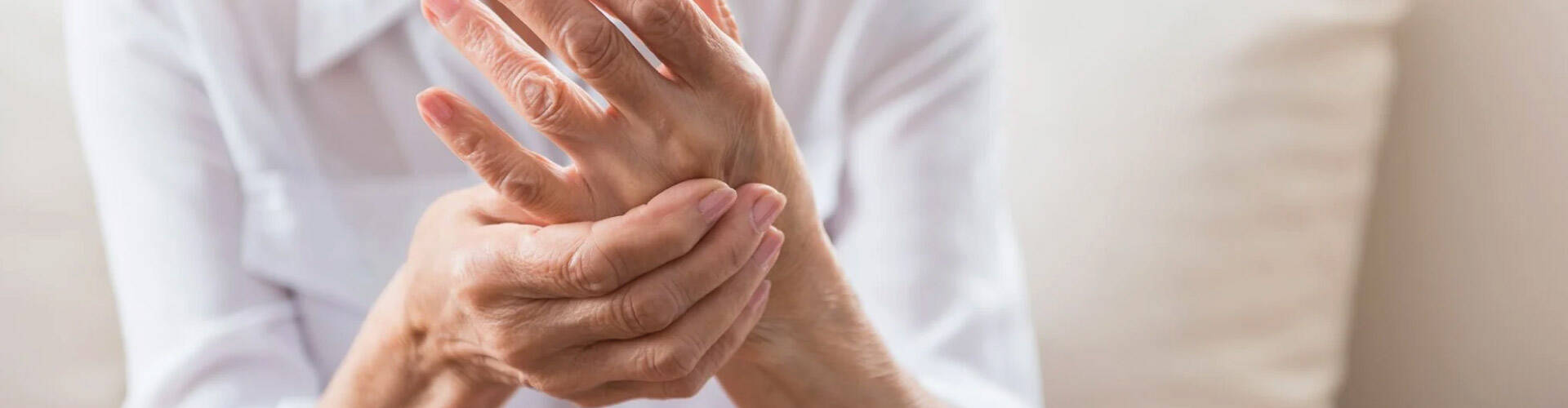 Pessoa passando creme de proteção nas mãos.