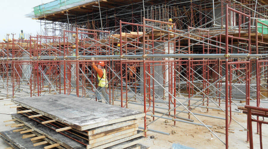 Canteiro de obras repleto de ferragens.