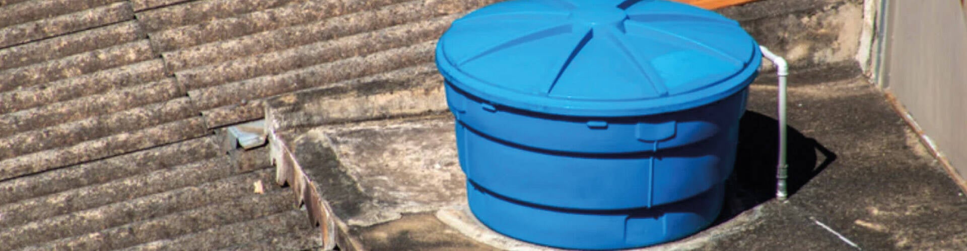 Caixa d´água em cima de um telhado