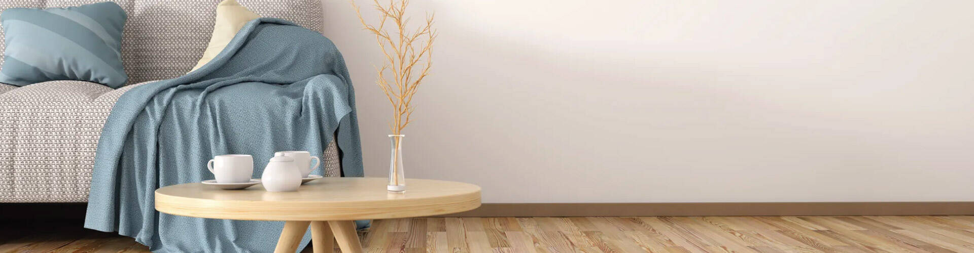 sala de estar com mesa de centro e piso de taco, com rodape de madeira ao fundo.