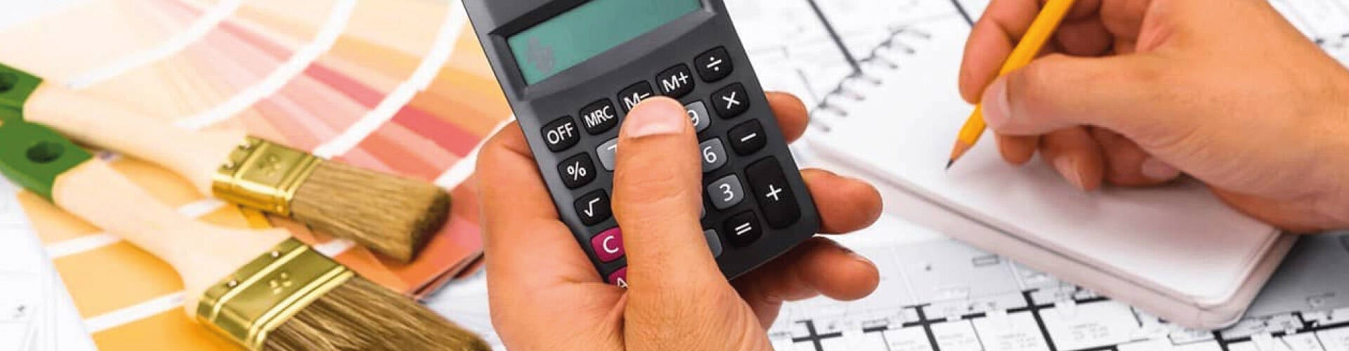 Pessoa fazendo cálculo para comprar materiais de construção.