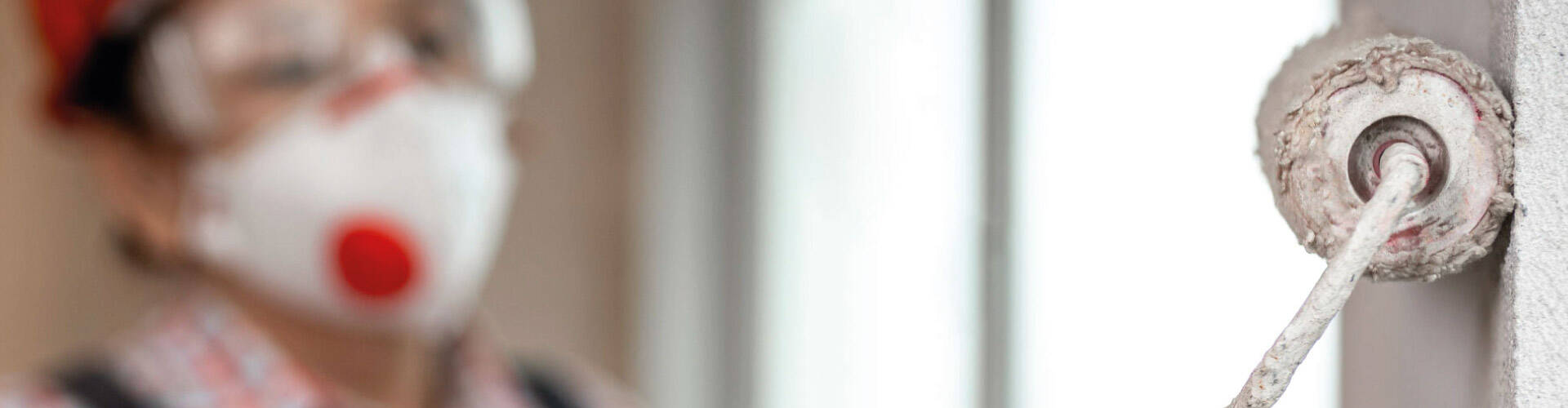 Rolo de textura passando numa parede.