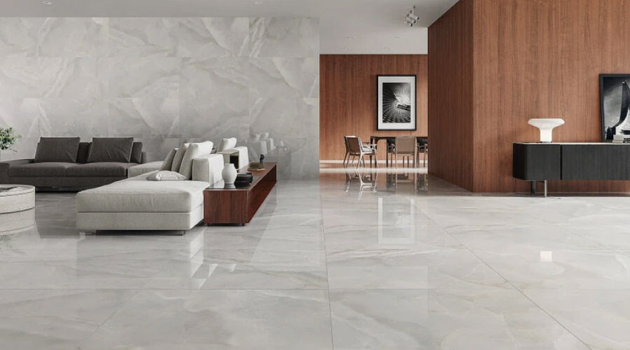 Sala de estar com 2 grandes sofás e um quadro ao fundo, com o chão de porcelanato.