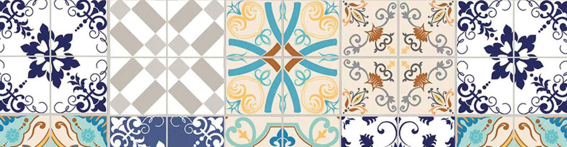 Azulejos decorados de várias cores