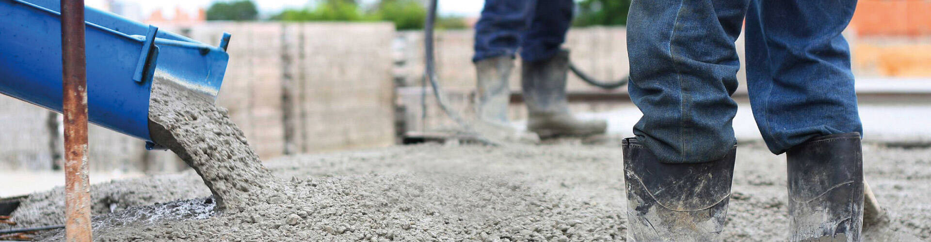   Um caminhão despejando concreto no campo de obra.