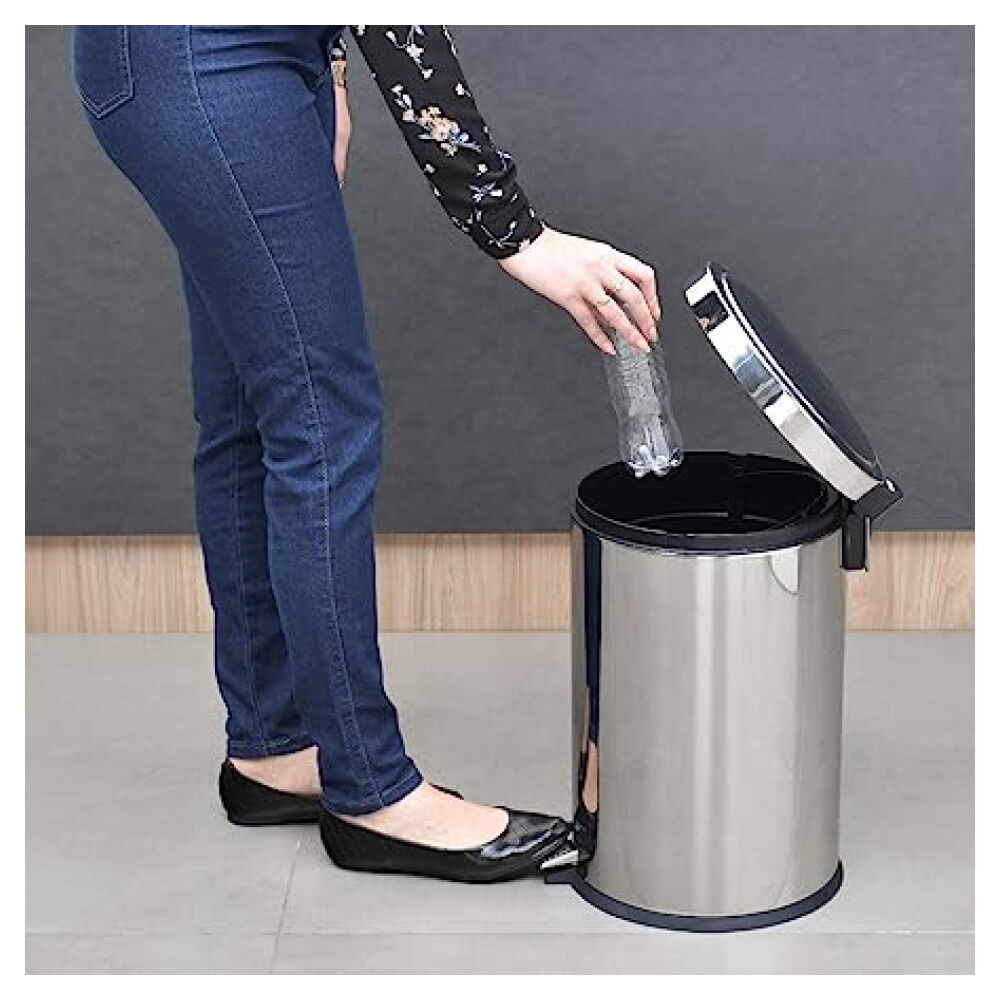 Lixeira Inox com Pedal Brasil com Acabamento Polido e Balde Interno Removível 20L Tramontina